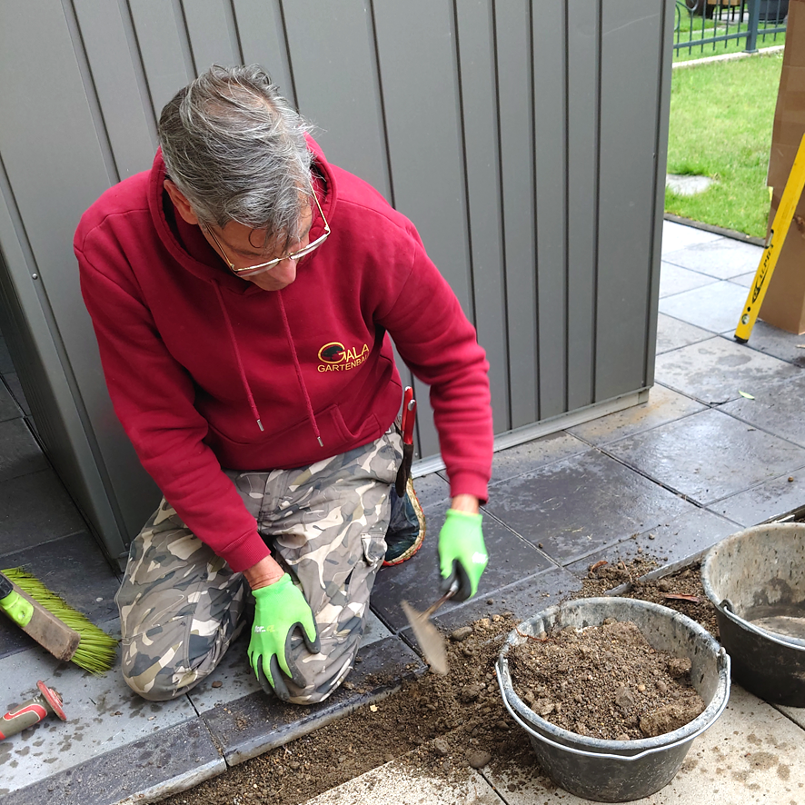 Gartenbau-Team bei der sorgfältigen Ausführung eines Projekts